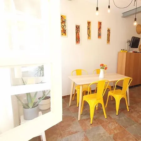 Lovelystay - Yellow Submarine House Lagos Exterior photo