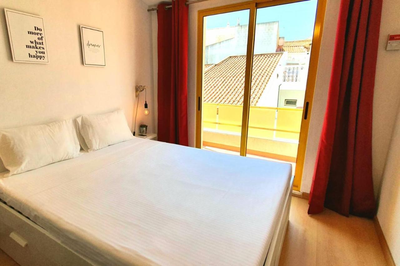 Lovelystay - Yellow Submarine House * Lagos