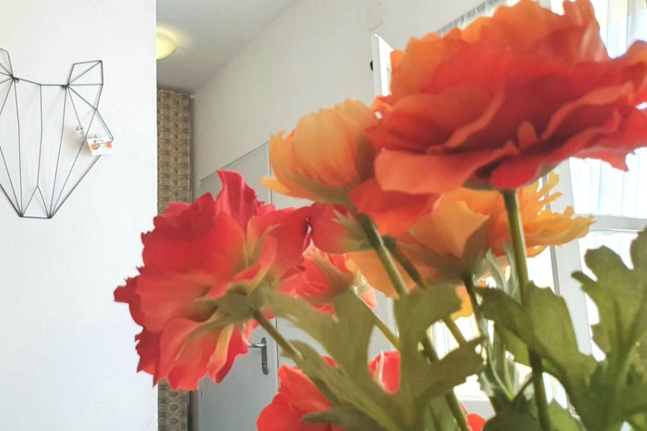 Apartment Lovelystay - Yellow Submarine House